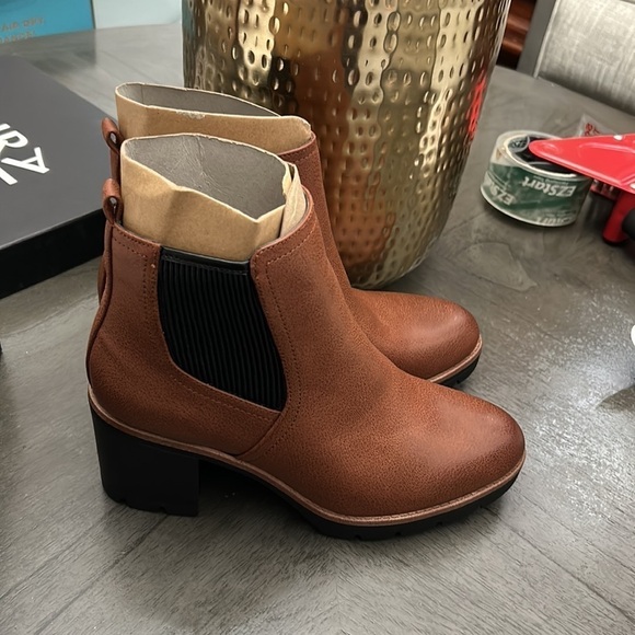 NATURALIZER Madalynn-Gore Lug Sole Booties - Picture 4 of 14